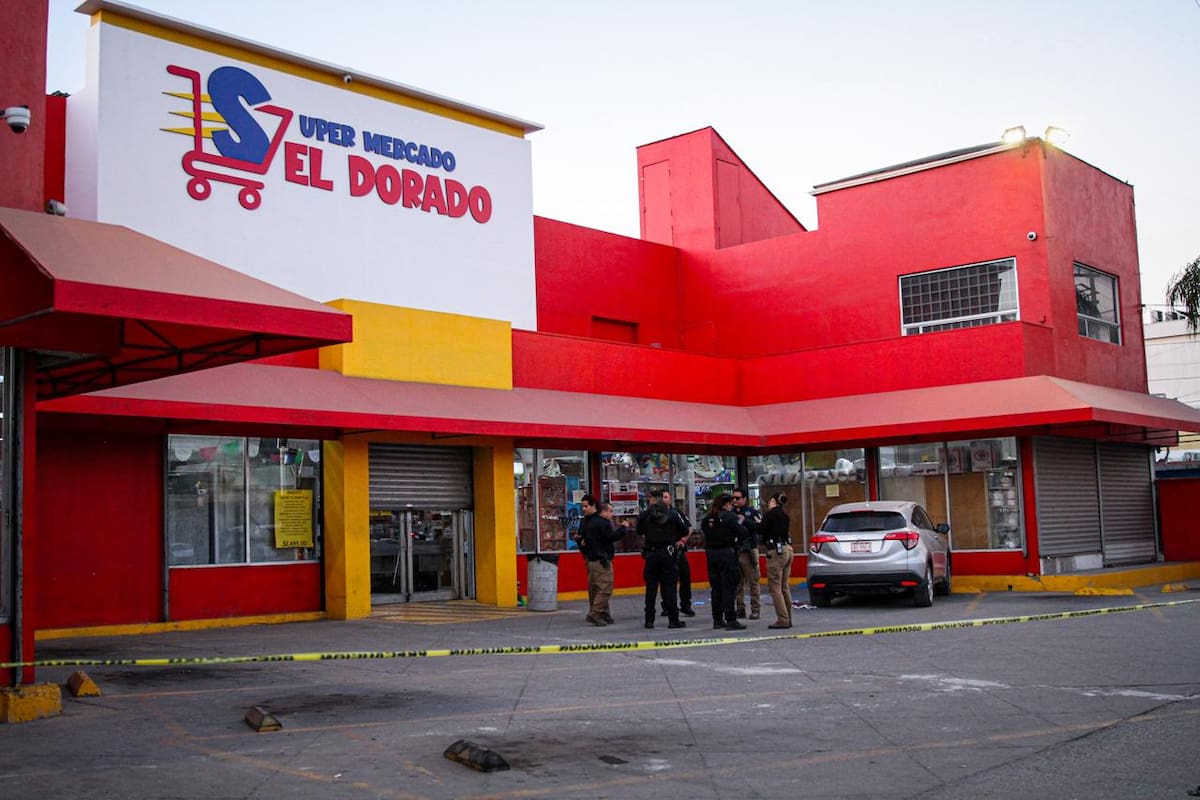 Elementos de seguridad acudieron al fraccionamiento Jardín Dorado, donde un hombre resultó lesionado durante un ataque armado ocurrido este viernes. Foto: Cortesía / Border Zoom