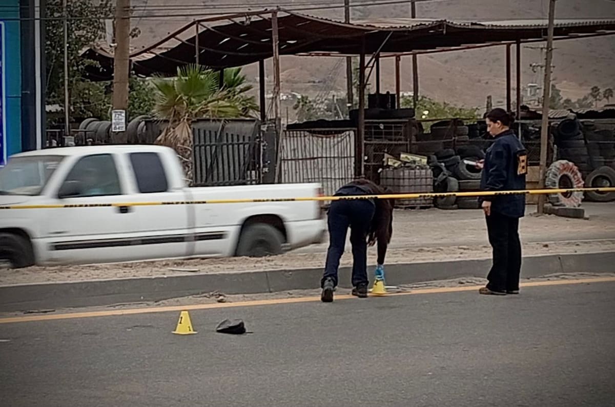 Paramédicos acudieron al lugar para brindarle atención, pero confirmaron que la víctima ya no contaba con signos vitales. Foto: Border Zoom