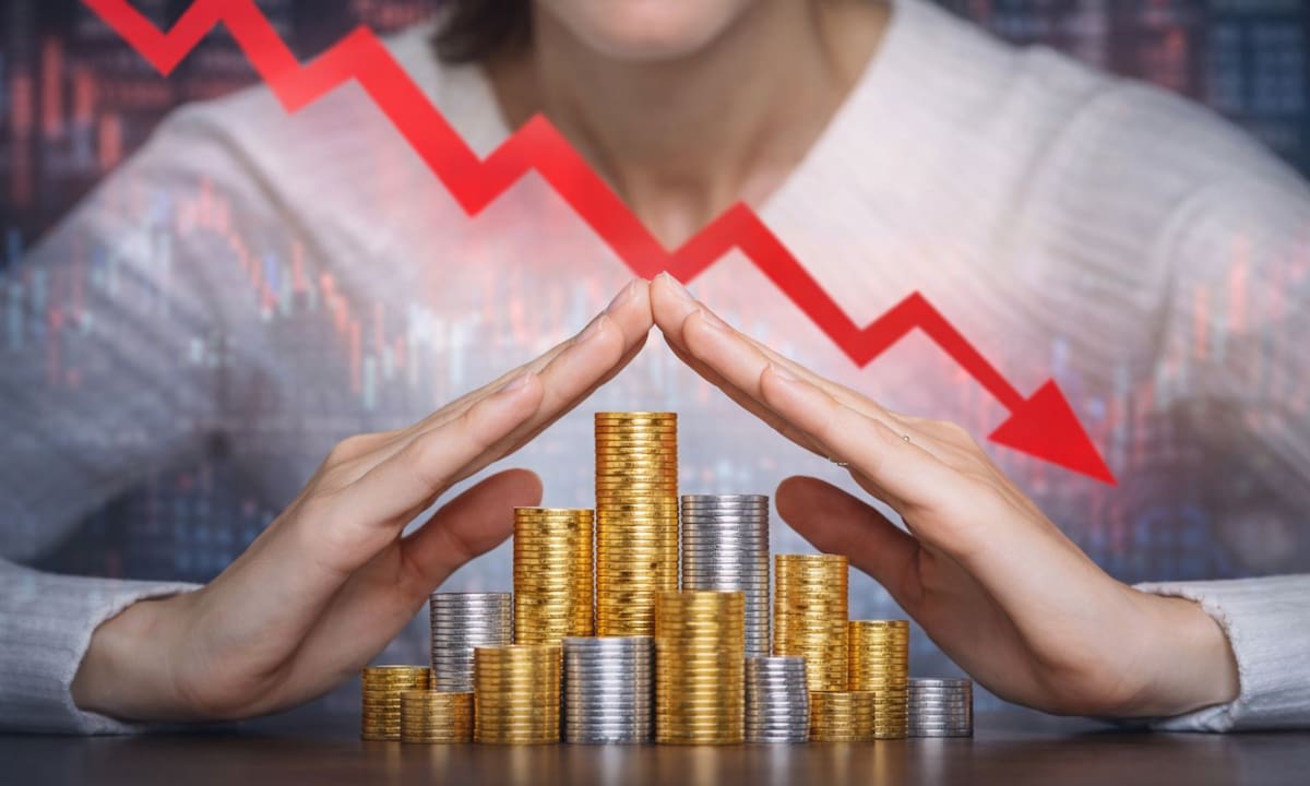 Experto advierte que si te cambias de AFORE mientras hay pérdidas, tu ahorro bajará de forma real y definitiva, perdiendo la oportunidad de recuperar tu dinero cuando la situación mejore | Imagen hecha con IA