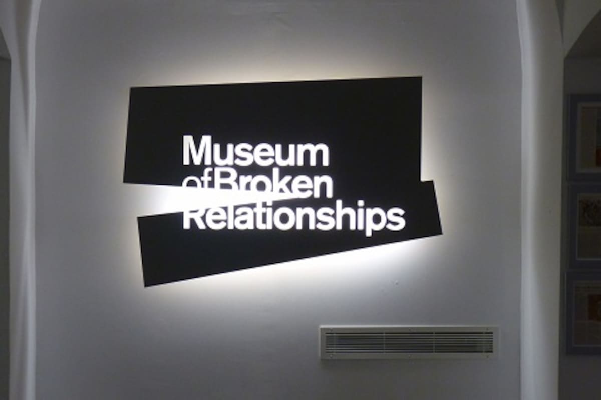 El Museo de las Relaciones Rotas, donde los objetos cuentan historias de amor y pérdida