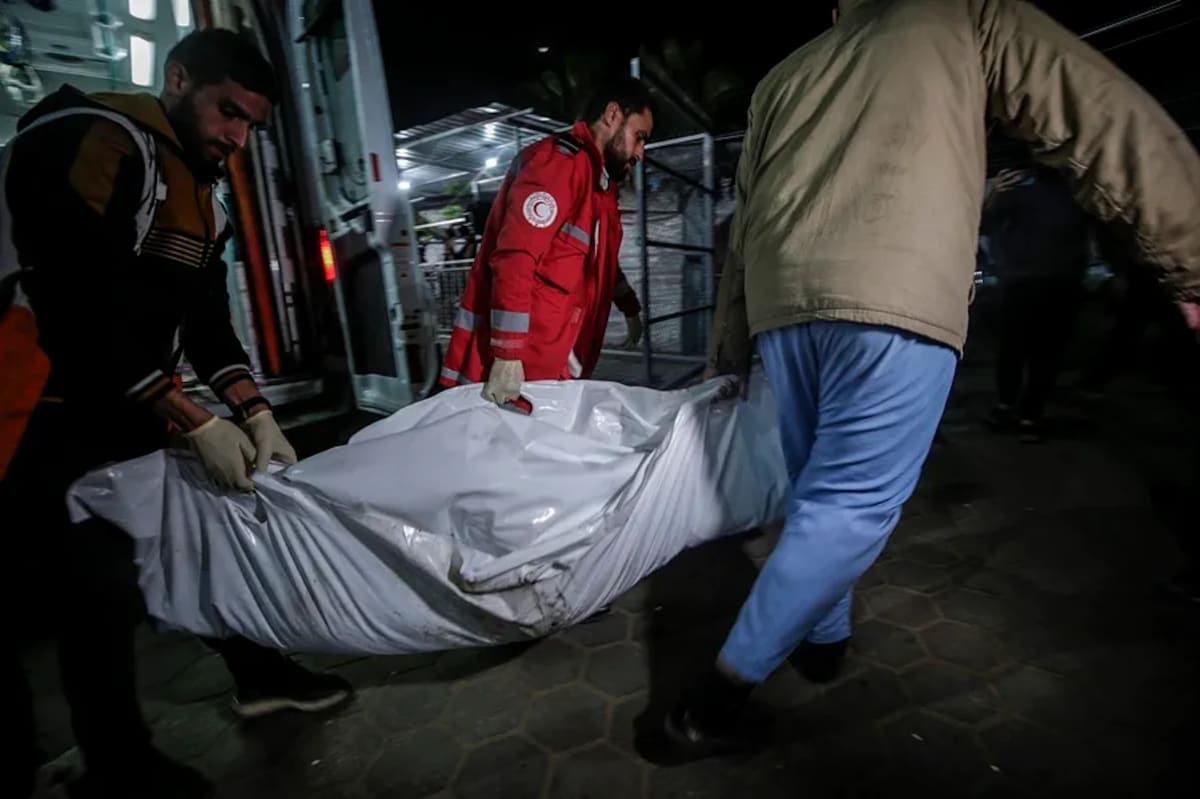 Personas transportan el cuerpo de una víctima en Gaza, en medio de la devastación causada por el conflicto. / EFE.