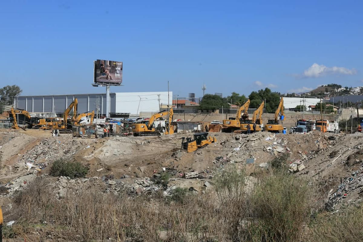 Tras el desalojo de decenas de familias, comenzaron la limpieza y demolición en Arroyo de La Presa, junto a la Presa Abelardo L. Rodríguez. Foto: Sergio Ortiz