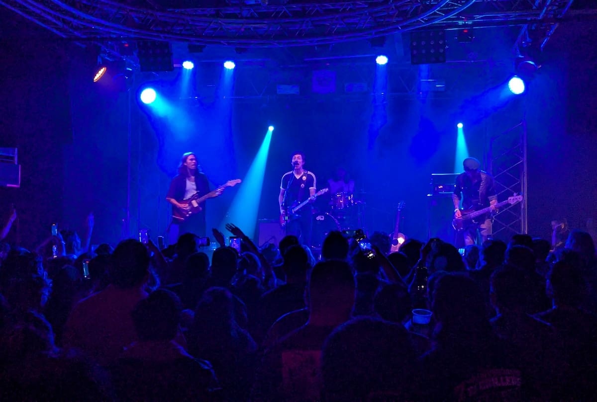 El vocalista de División Minúscula salió al escenario del Black Box de Avenida Revolución en punto de las 22:15 horas sin tanto detalle, vestuario o una pantalla que adornara su presentación, solo él, su guitarra y tres músicos.