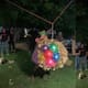 Niña se queda con la piñata atorada en la cabeza y el divertido momento termina en accidente