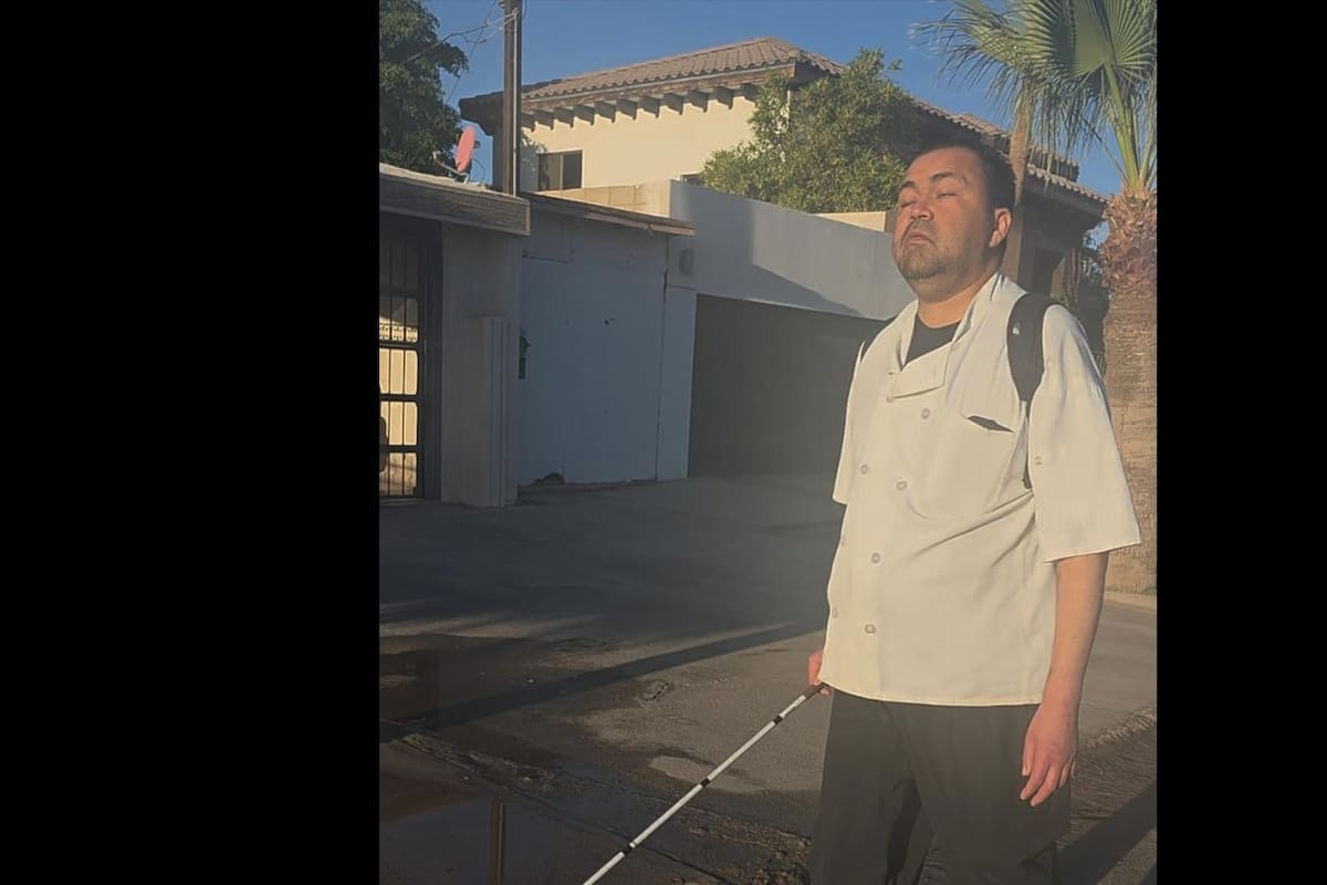 Chef ciego recorre las calles de SLRC diariamente para llegar a su trabajo