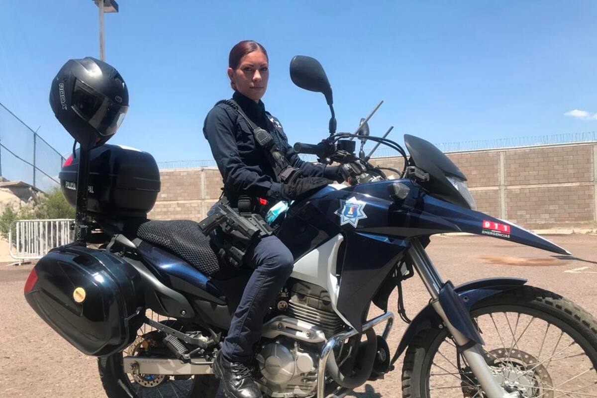 Derriba barreras mujer motociclista