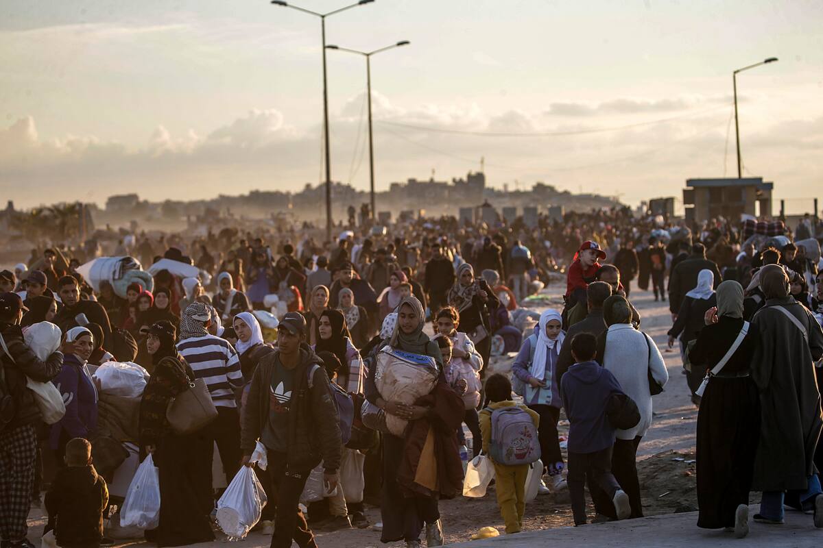 Al Rashid Road (-), 27/01/2025.- Internally displaced Palestinians make their way from southern to northern Gaza along Al Rashid road, central Gaza Strip, 27 January 2025. Israel and Hamas implemented the first phase of a hostage release and ceasefire deal on 19 January 2025. According to the UN, at least 1.9 million people (or nine in ten people) across the Gaza Strip are internally displaced, including people who have been repeatedly displaced. EFE/EPA/MOHAMMED SABER