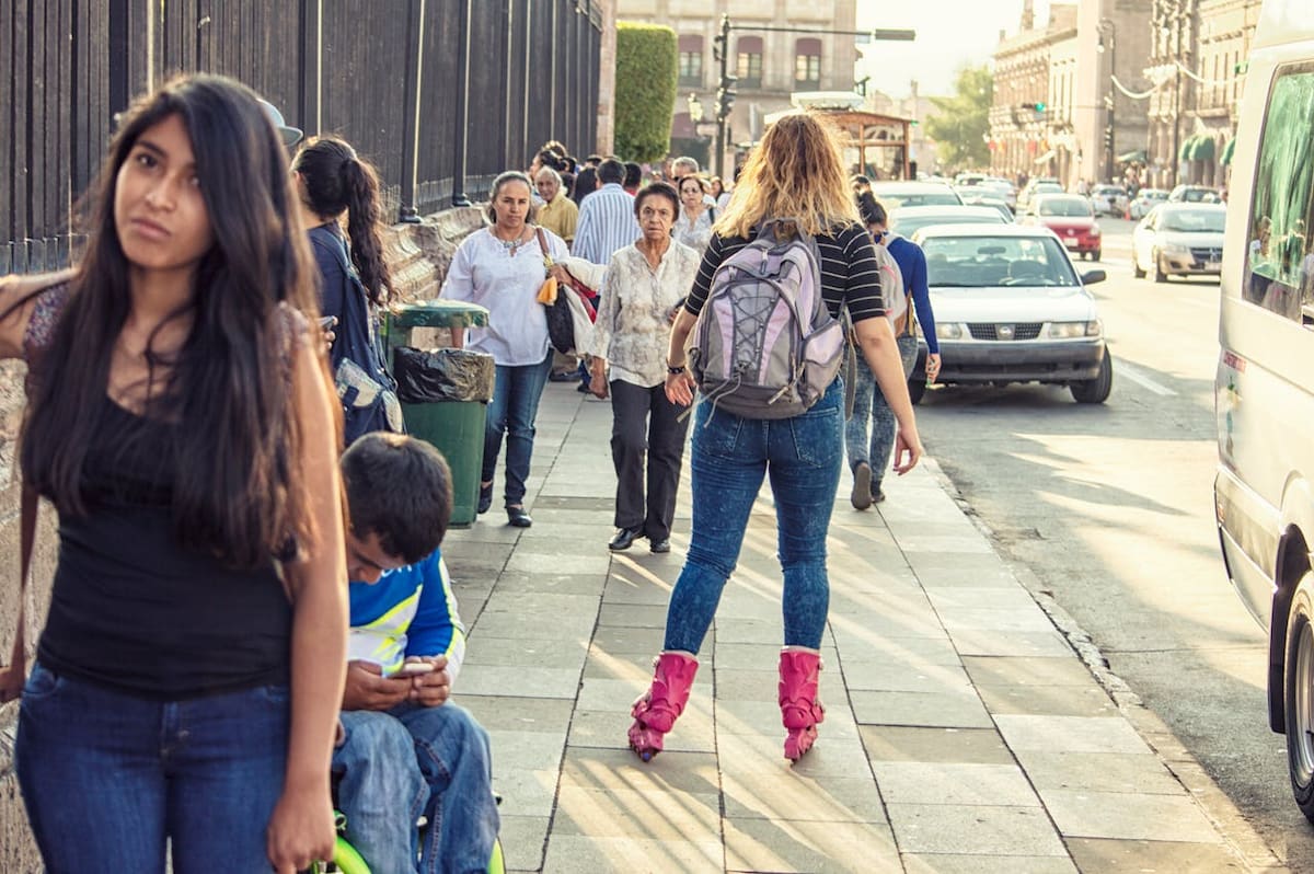 Mientras las generaciones anteriores consideraban éxito comprar una casa u obtener ciertos puestos, las nuevas generaciones priorizan su bienestar emocional. | Foto: Pexels