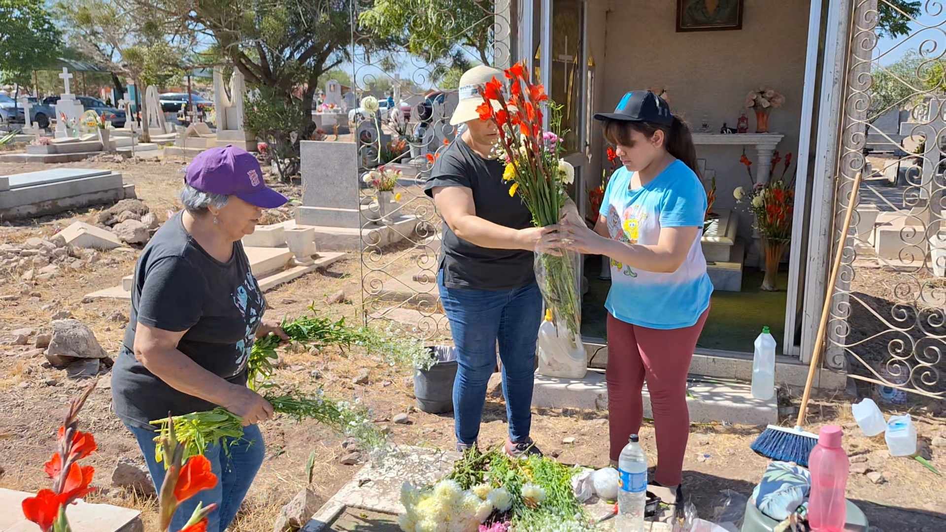 Miles de visitantes al Panteón del Carmen: familias honran a sus muertos en un Día de Muertos especial. Foto: Especial