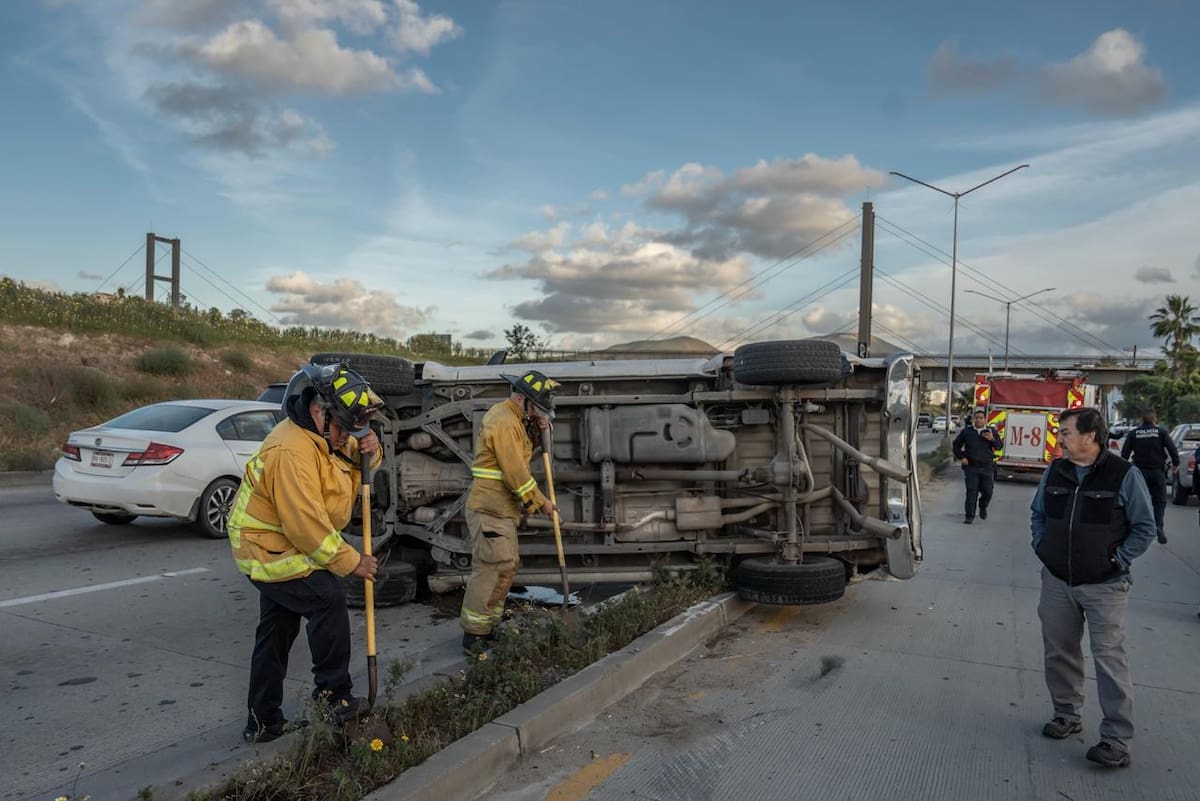 Una Nissan Frontier terminó volcada y una camioneta Mazda quedó sobre la banqueta tras impactarse contra el cerco de Mundo Divertido; no se reportaron lesionados de gravedad. Foto: Border Zoom