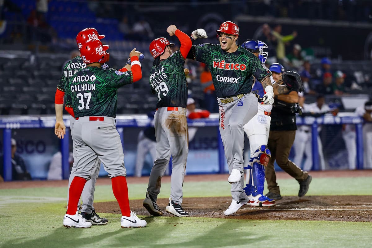 Bligh Madris bateó grand slam y es felicitado por sus compañeros. (Foto: Cortesía Charros)