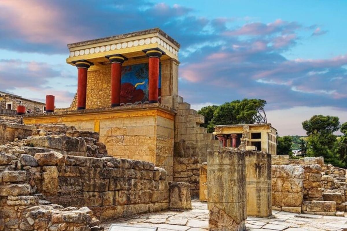 Palacio de Knossos en Creta, hogar de la civilización minoica y ejemplo del esplendor arquitectónico de la Edad del Bronce.