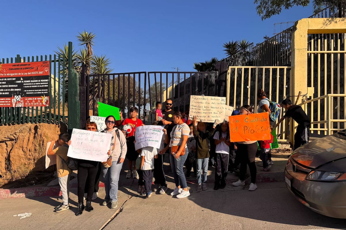 Toman primaria en Ensenada por falta de maestro