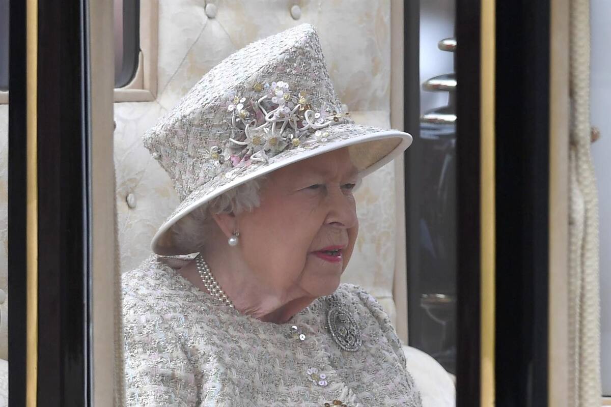 Isabel II cumple 95 años rodeada de sus íntimos y sin actos públicos
