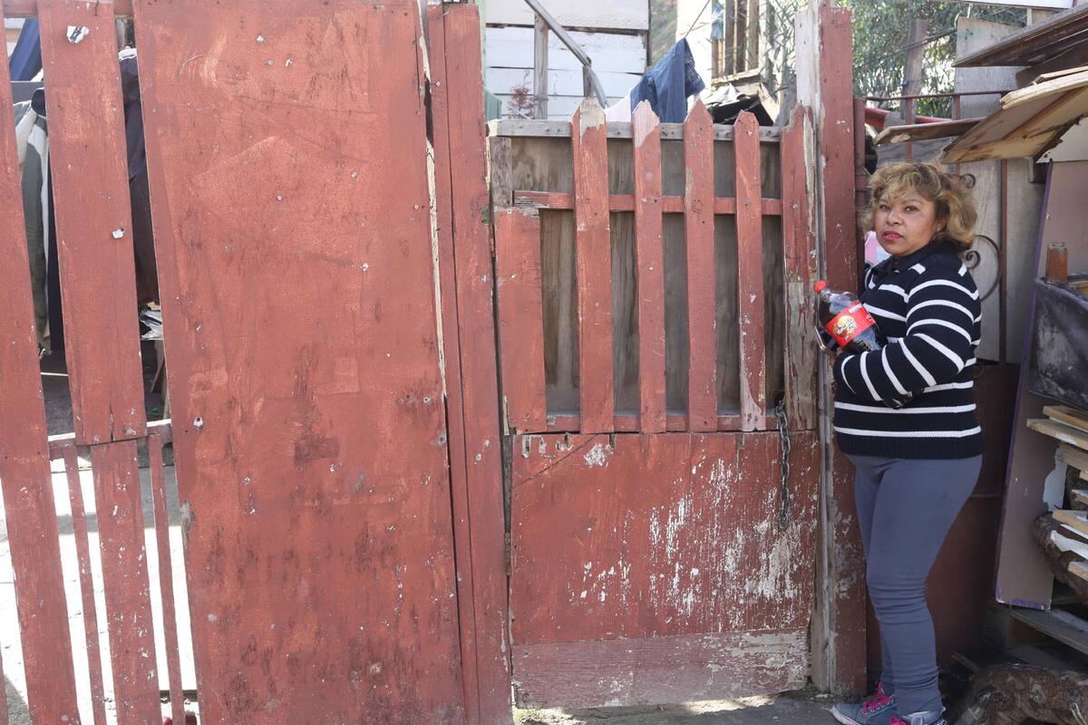 Hacen frente al frío con fogatas en su precaria vivienda
