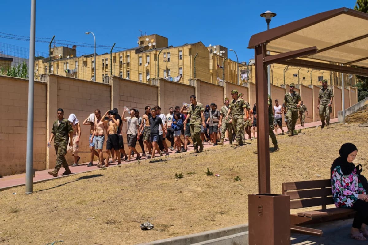 España devuelve a Marruecos a la mayoría de los migrantes que llegaron a Ceuta tras un cruce masivo de hasta 60 mil personas