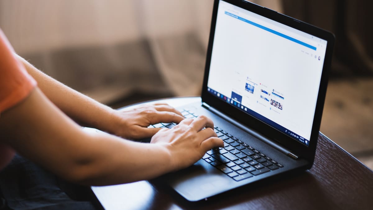 Los daños de la batería de la laptop pueden aparecer porque la pila permanezca al 100% todo el tiempo. | Foto: Canva