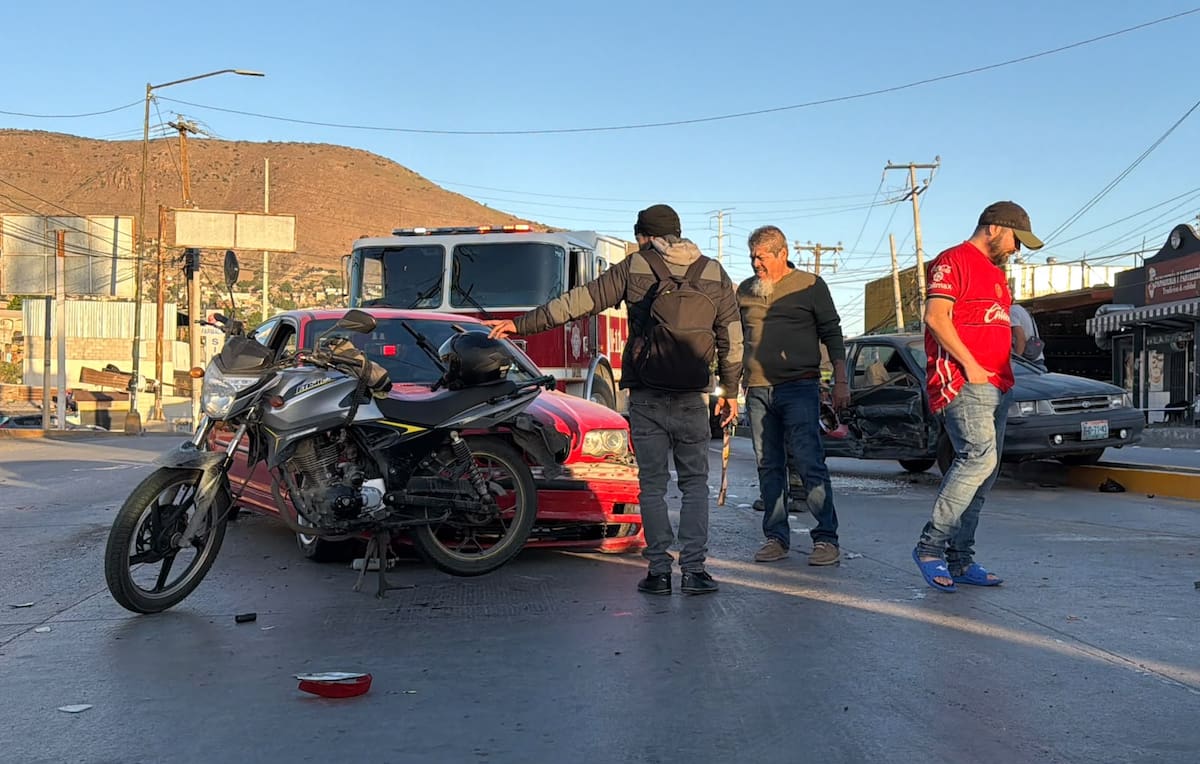 Una adulta mayor fue trasladada al hospital tras una carambola en Mariano Matamoros, Tijuana. Foto: Border Zoom