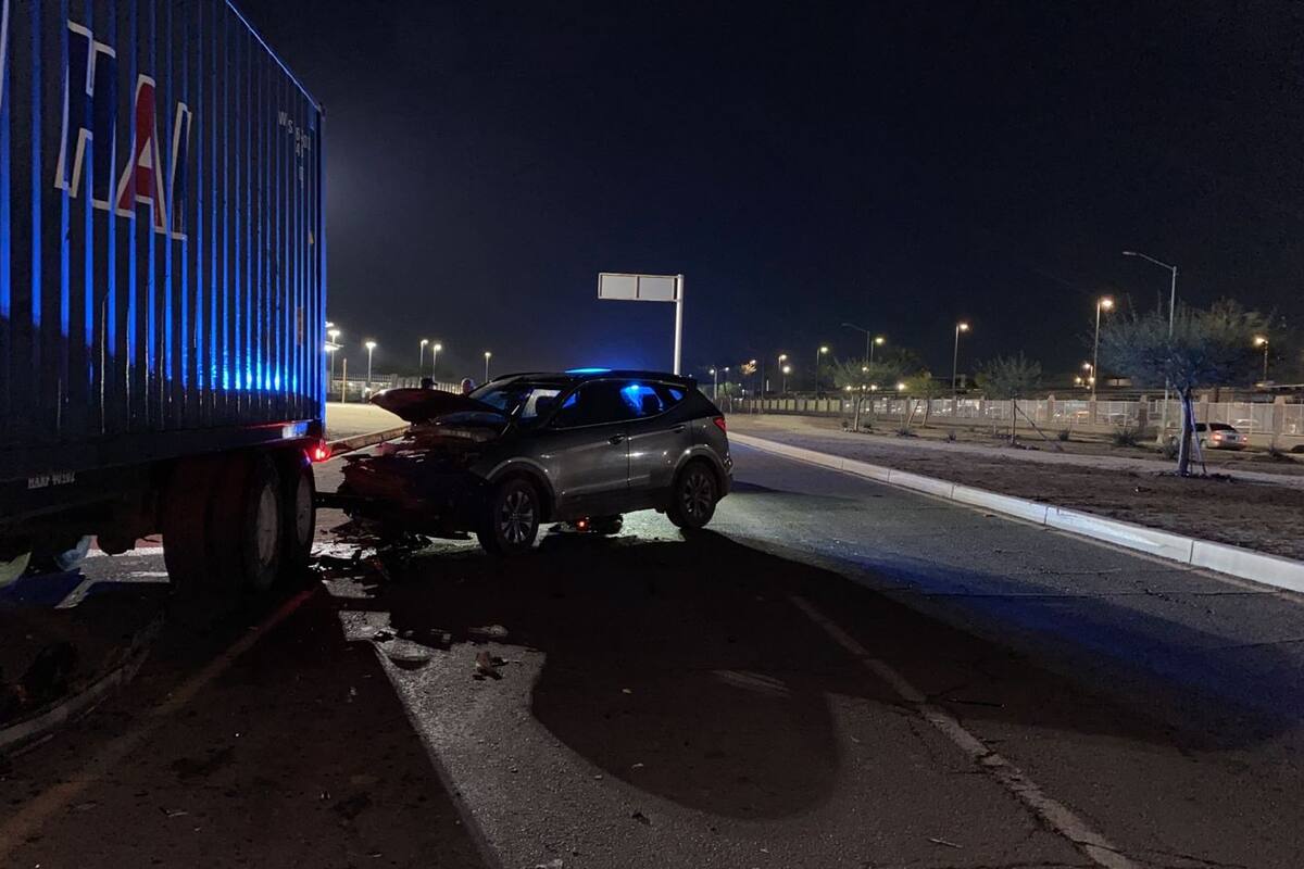 Intenta evitar atropellar a ciclista y choca contra un camión