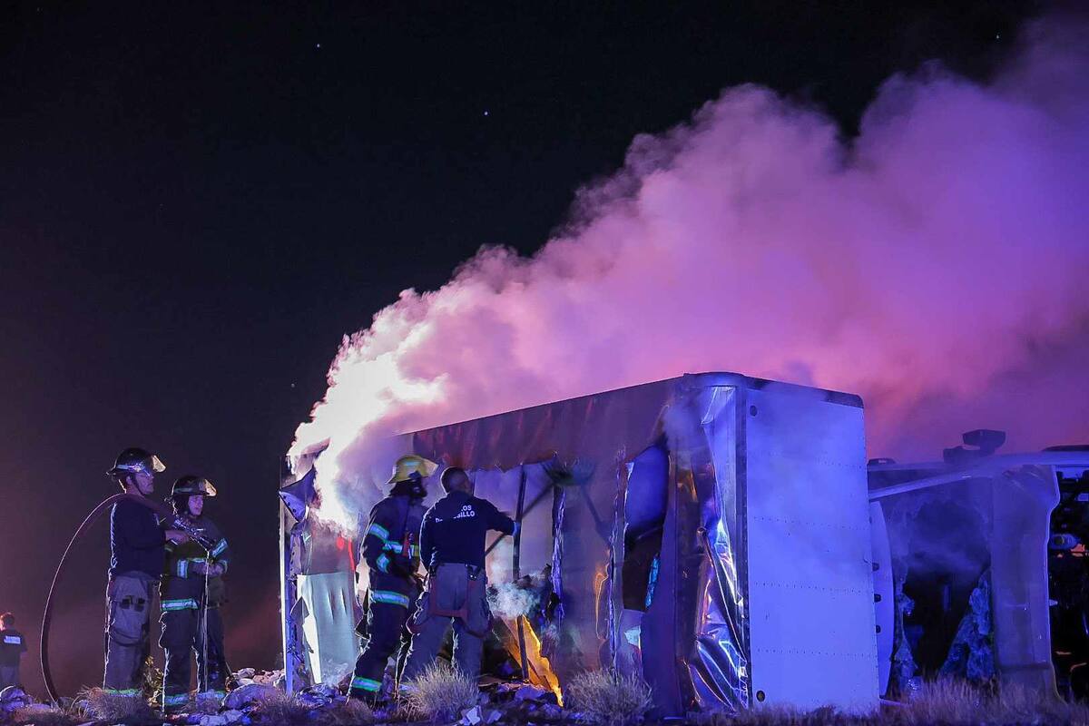 Sillón provoca choque, incendio y volcamiento de camión en Carretera Guaymas-Hermosillo