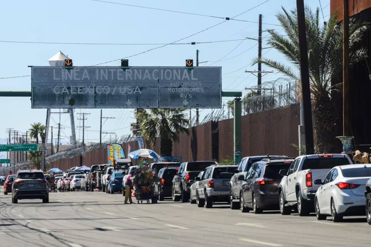 Filas de más de 1 hora en garitas de Mexicali