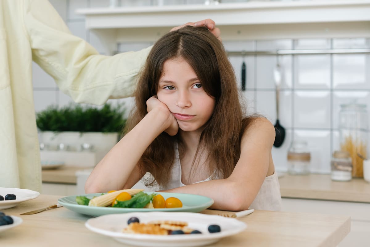 ¿Tu hijo rechaza la comida? Esto dice la ciencia sobre los niños caprichosos al comer