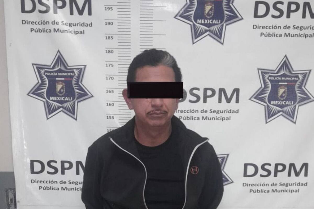 Detienen a 2 por agredir físicamente a policías