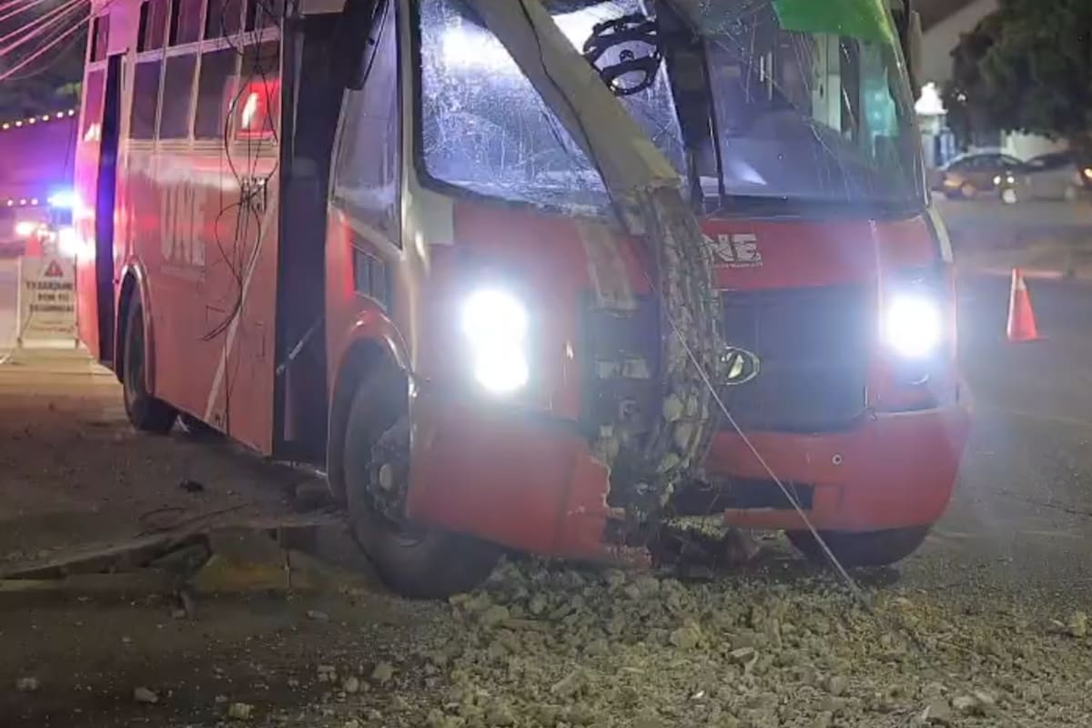 Reportan 5 lesionados tras Choque de camión contra poste de CFE en Hermosillo