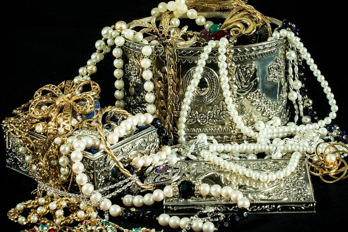 Tesoro de las Montañas Rocosas: Hombre dice que encontró un cofre de bronce lleno de oro, joyas y otros objetos de valor por valor de más de 1 millón de dólares