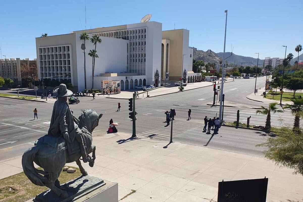 Maestros interinos de todo Sonora se manifiestan para exigir su basificación