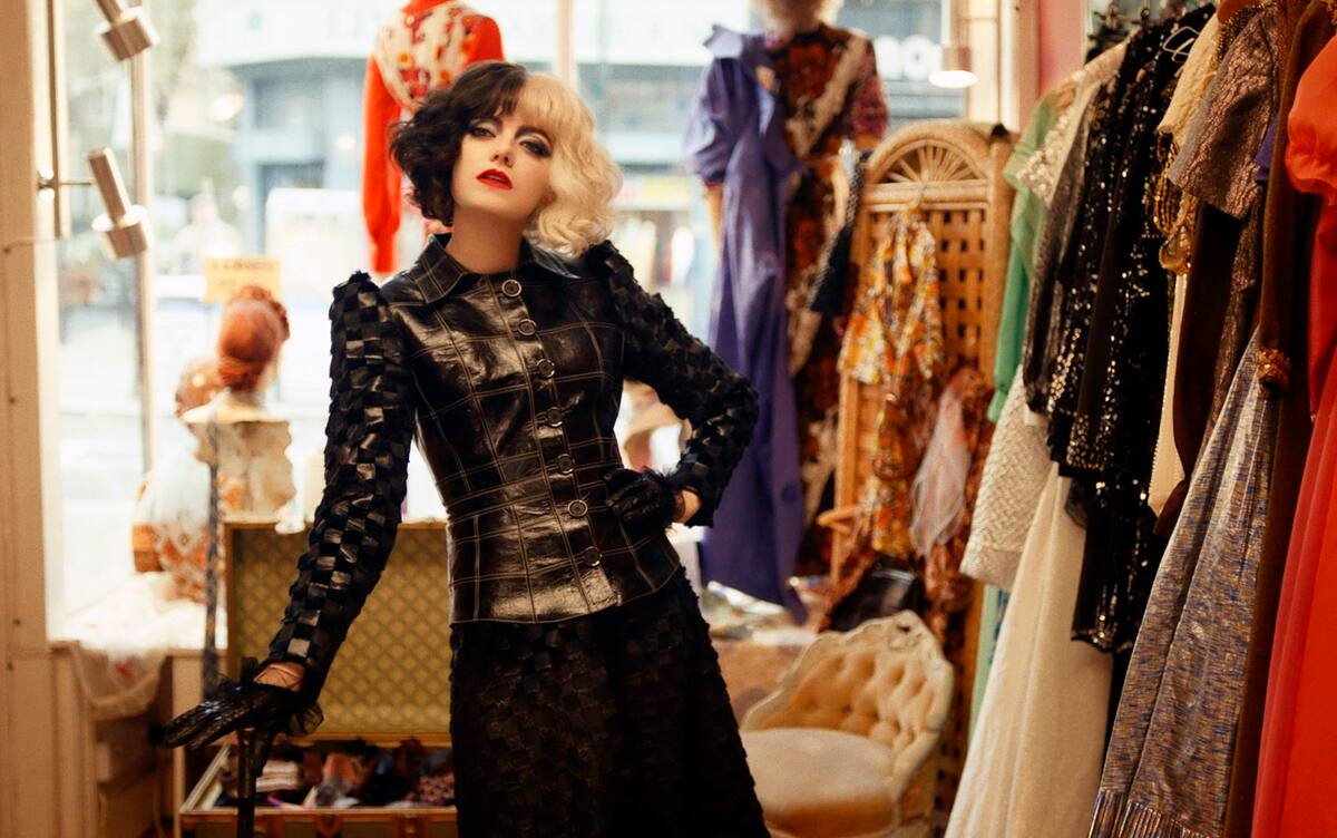 En esta imagen difundida por Disney, Emma Stone en una escena de "Cruella". (Disney vía AP)