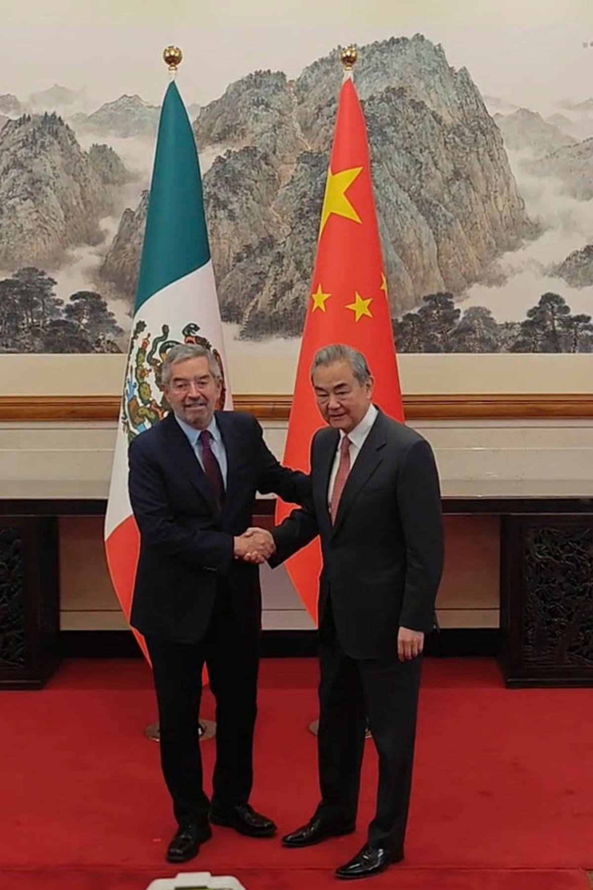 PEKÍN, 14/05/2025.- El canciller mexicano, Juan Ramón de la Fuente (i), saluda a su homólogo chino Wang Yi, durante la reunión que mantuvieron este miércoles en Pekín, en el marco del IV Foro Ministerial China-Celac. | Crédito: EFE/ Guillermo Benavides