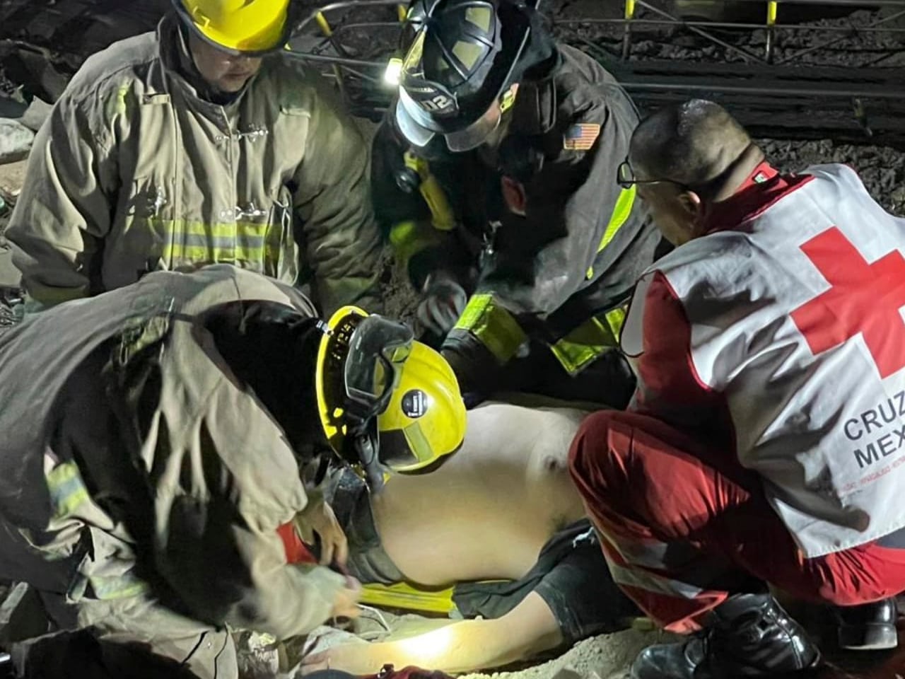Bomberos y personal de atención médica prehospitalaria intervienen en emergencias relacionadas con intoxicaciones, donde una valoración rápida puede ser determinante para estabilizar al paciente. Foto: Cortesía / Juan J Morales