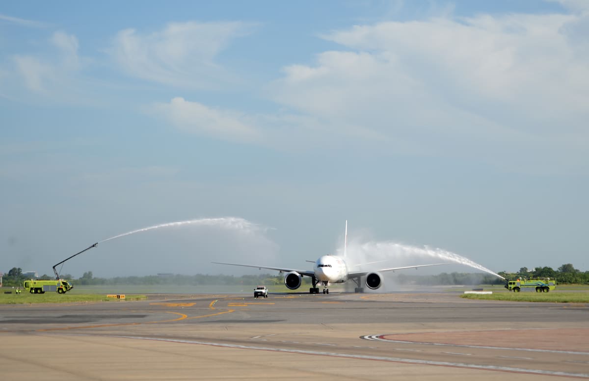 (251205) -- EZEIZA, 5 diciembre, 2025 (Xinhua) -- Imagen del 4 de diciembre de 2025 del vuelo MU745 operado por China Eastern Airlines, proveniente del Aeropuerto Internacional de Pudong, en Shanghai, en el este de China, cruzando un arco de agua a su llegada al Aeropuerto Internacional de Ezeiza, en Buenos Aires, Argentina. (Xinhua/Zhang Duo) (mz) (rtg) (ra) (ce)