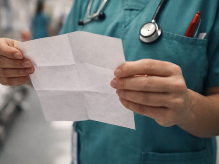 Le envió una nota sexual a una empleada y derivó en multa y proceso legal contra director de hospital