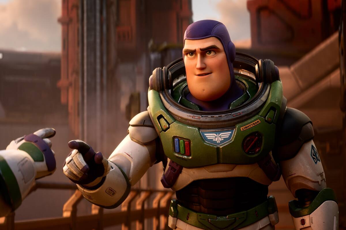 El beso lésbico de ‘Lightyear’: la primera representación del colectivo LGTBQ+ de Disney
