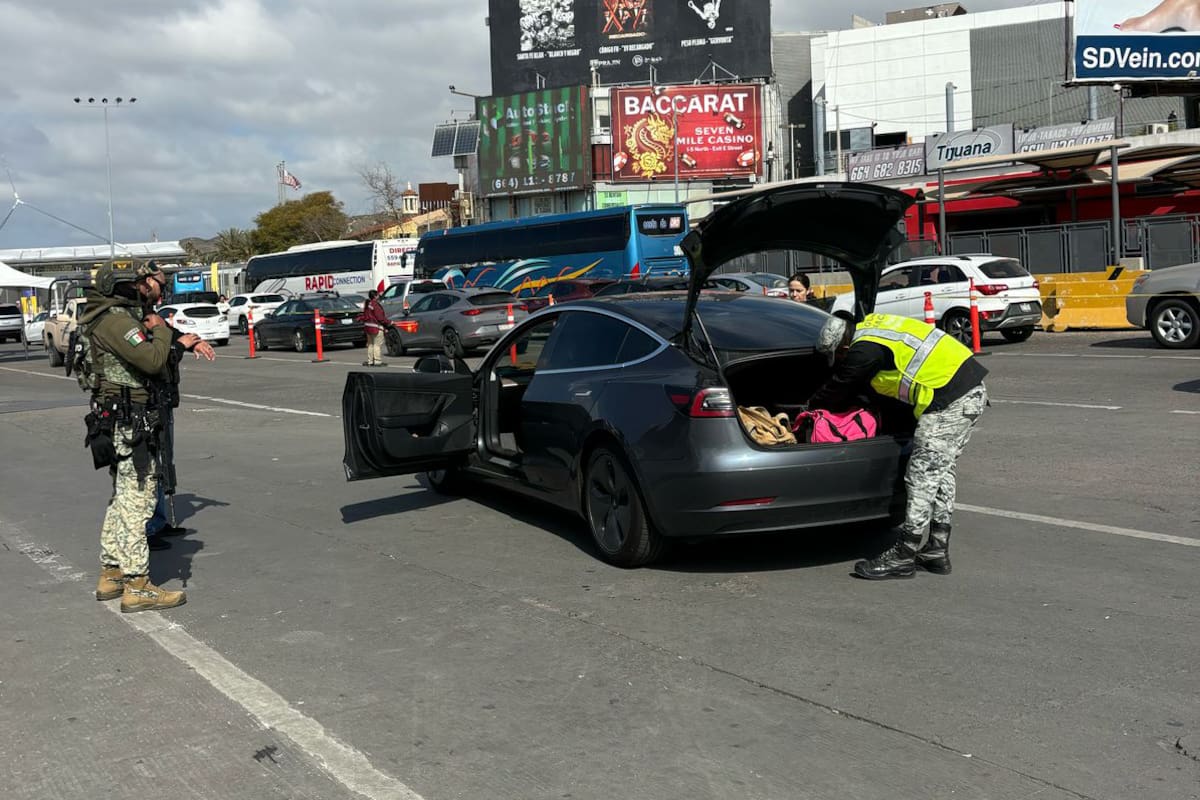 Perciben cruces más lentos por revisión de autos en garita