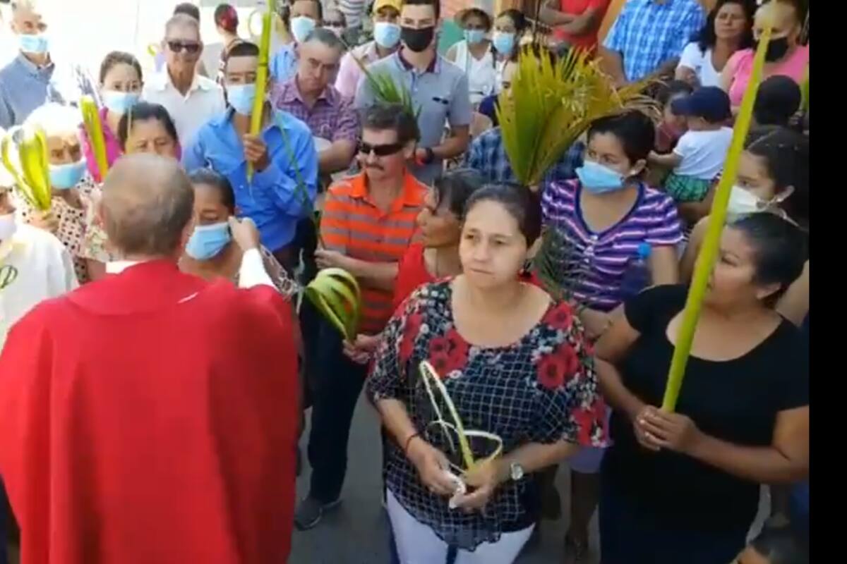 Sacerdote de Honduras quita cubrebocas a feligreses por ser una "babosada"