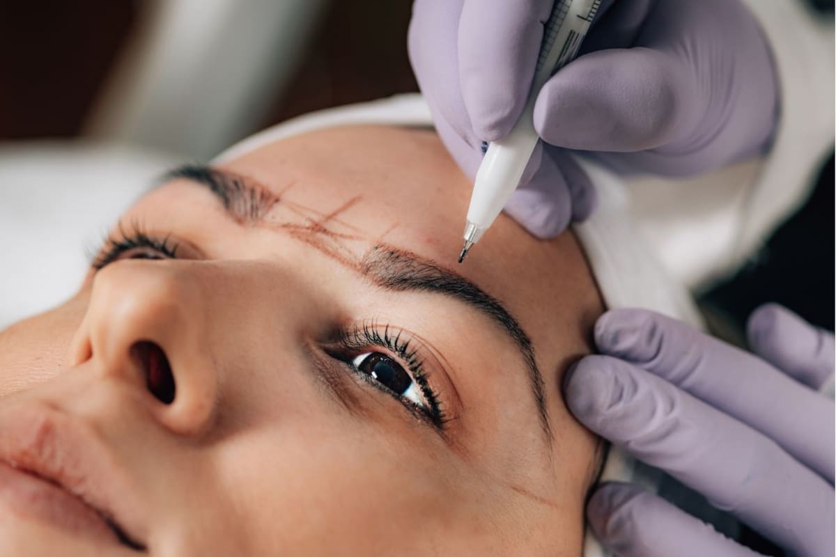 Cómo hacer crecer las cejas con aceite de coco y cepillado diario