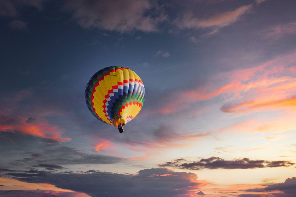 Video: Graban fatal caída de un hombre que quedó atrapado en un globo aerostático