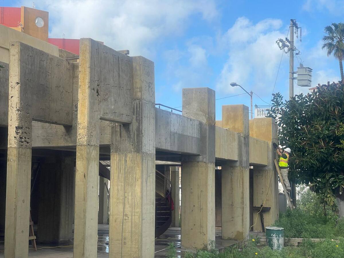 Actualmente se trabaja en la construcción del pretil perimetral y la demolición de los muros de block. Foto: Carmen Gutierrez