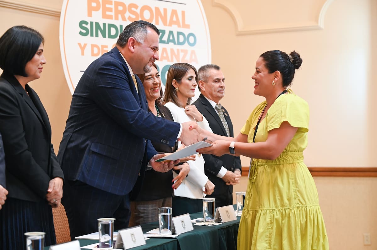 El personal administrativo y de servicios recibió constancias que representan estabilidad, justicia laboral l Foto: Cortesía