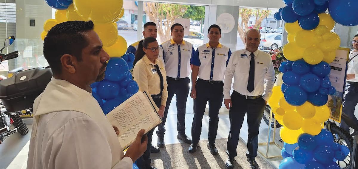 El presbítero Tomás Nieblas da la bendición durante la inauguración de la primera Agencia Coppel Motos Renault en Ciudad Obregón. FOTO: ESPECIAL