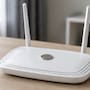 Poner una moneda arriba del router WiFi no mejora la señal: qué dice la evidencia y por qué puede ser contraproducente