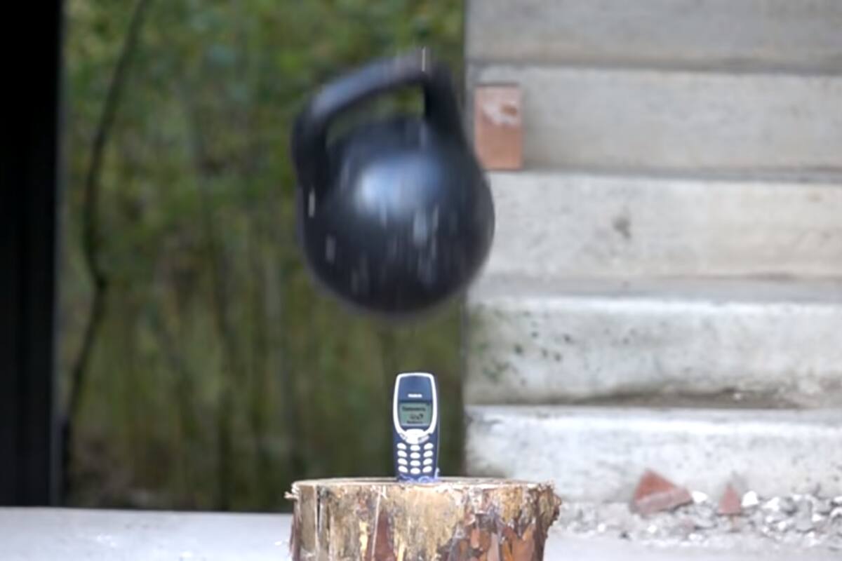 VIDEO: ¡Increíble! Lanzan pesa de 24 Kg sobre un Nokia y esto es lo sucede