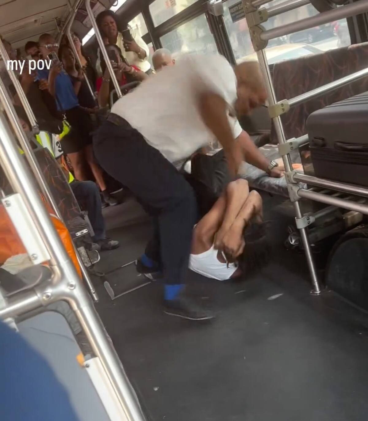 El chofer golpeó al pasajero luego de que este le escupiera sin razón aparente.