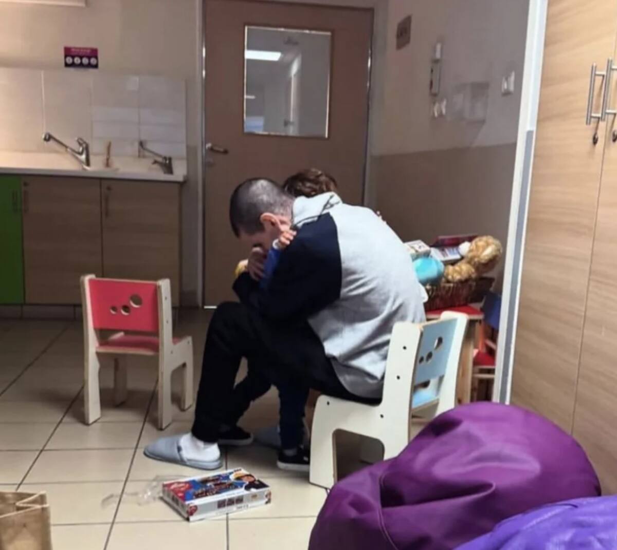 El rehén israelí liberado Or Levy se reúne con su hijo Almog en el Hospital Sheba el sábado. / Foro sobre rehenes y familias desaparecidas de la familia Levy.