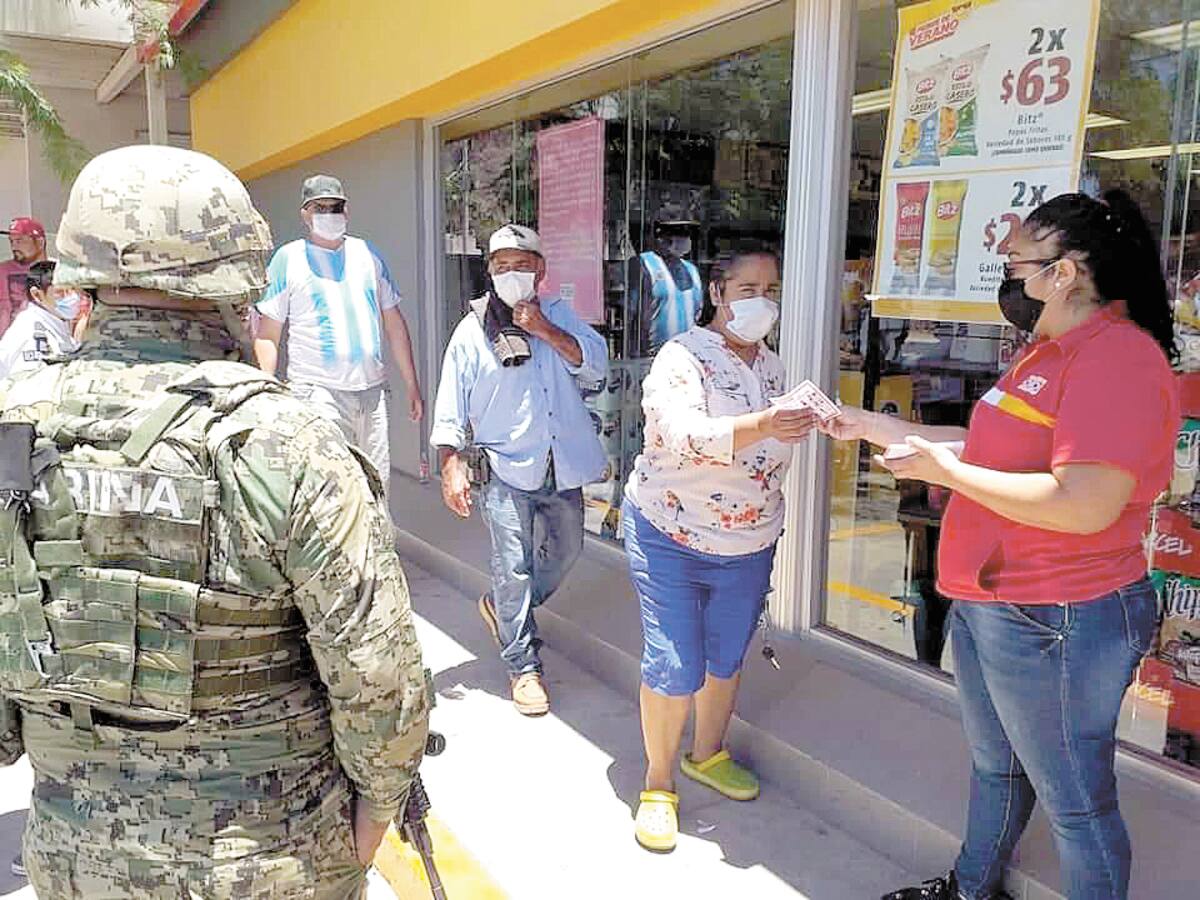 Cientos de personas salieron en el mes de mayo a comprar cerveza en las tiendas de conveniencia, sin importarles la pandemia por Covid-19.