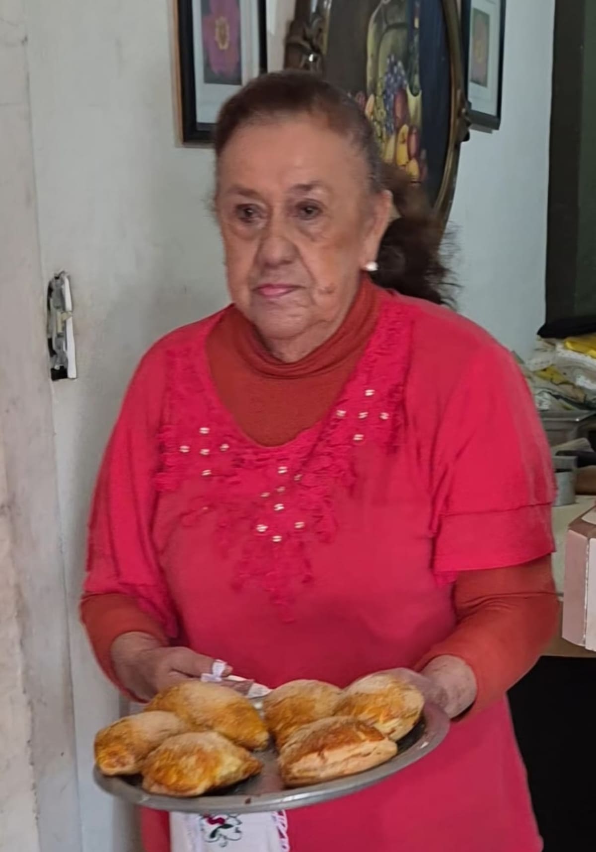 Con la venta de empanadas a 30 pesos y sumando a socios tiene la esperanza de salir de la deuda para no ser desalojada. Foto: Khennia Reyes.