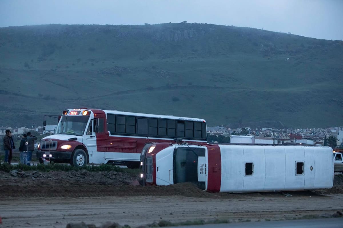 Registran volcadura de camión de personal en el bulevar 2000